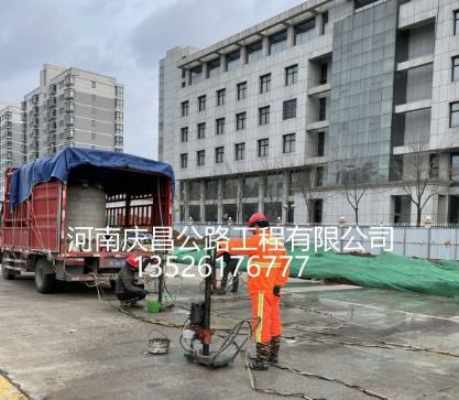 公路壓漿施工隊(duì)